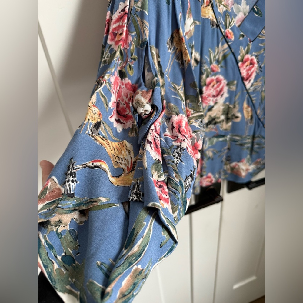 Zara floral print, v-neckline top in blue with flowers and birds print. Size M. - Picture 5 of 6